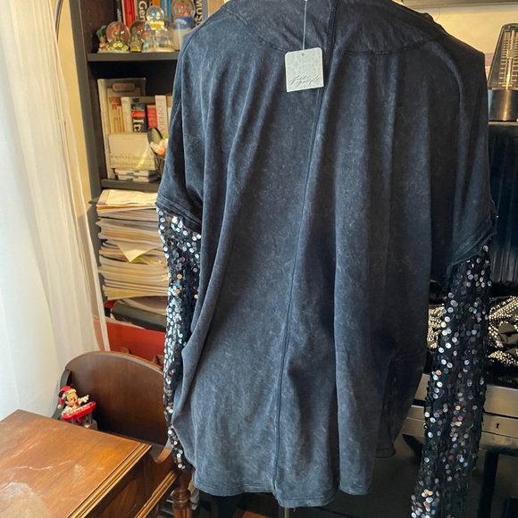 Free People NEW Celine Sequined Sleeve Tee Size Large NWT - Picture 5 of 7